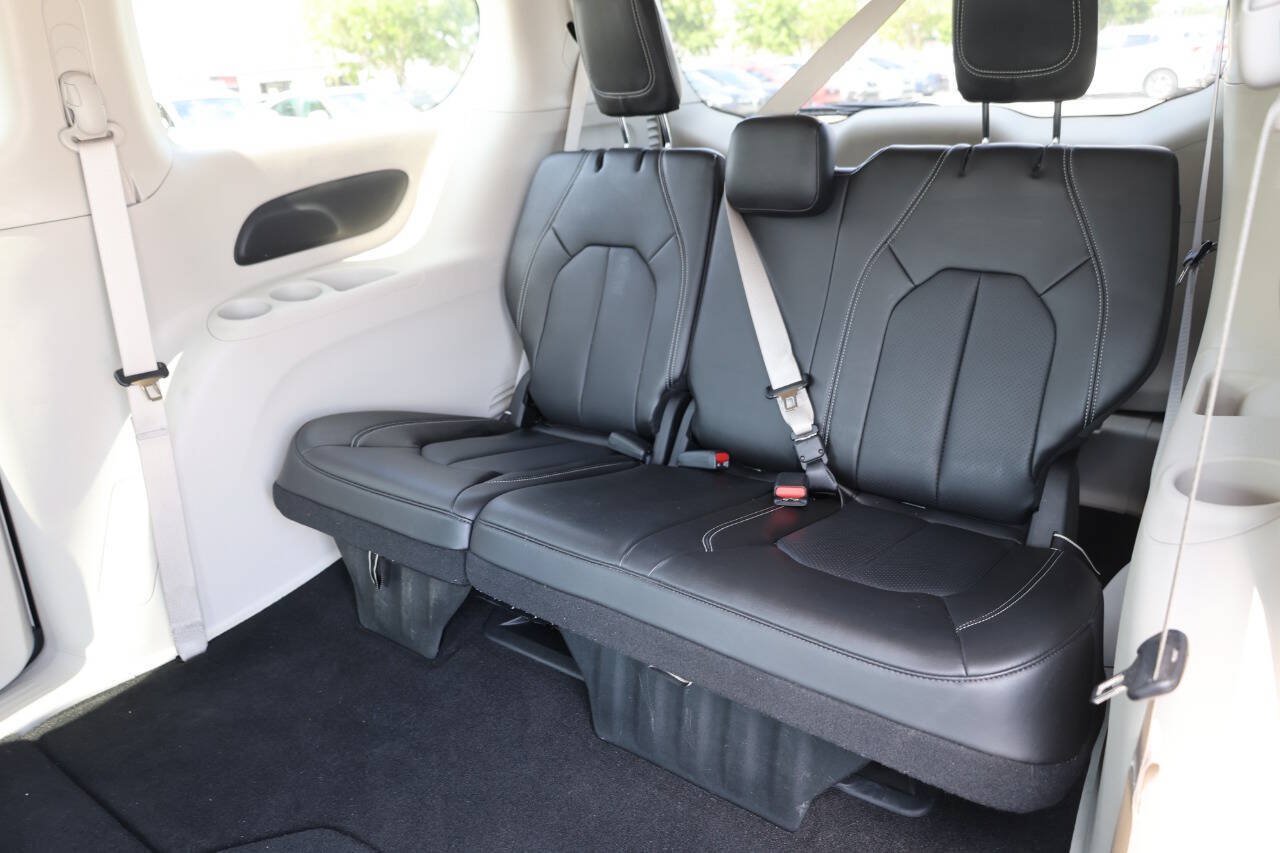 Used 2023 Chrysler Pacifica Touring-L FWD image 17