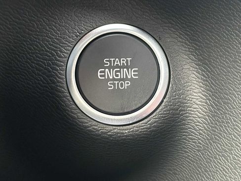 Used 2025 Volvo XC40 B5 Core w/ Climate Package image 33