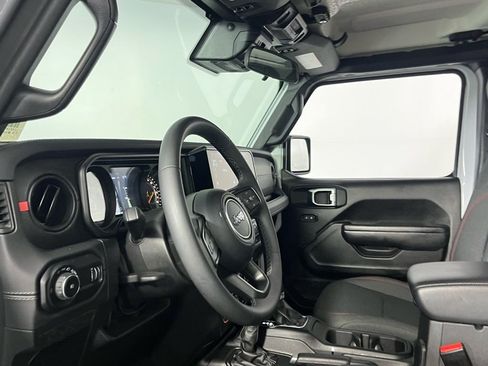 Used 2025 Jeep Wrangler Unlimited Rubicon image 25