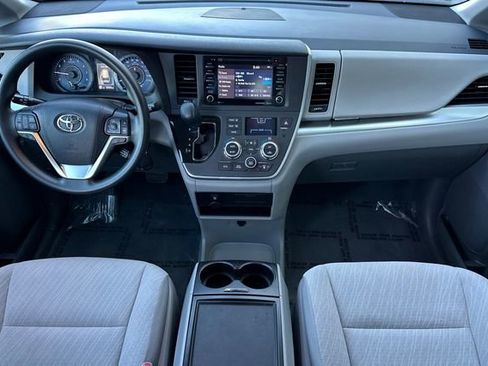 Used 2020 Toyota Sienna LE w/ Carpet Mat Package image 15