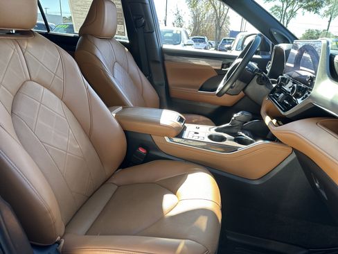 Used 2023 Toyota Highlander Platinum image 13