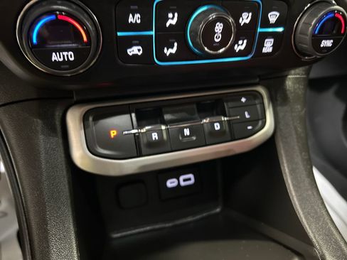 Used 2023 GMC Acadia SLE w/ Driver Convenience Package FWD image 20
