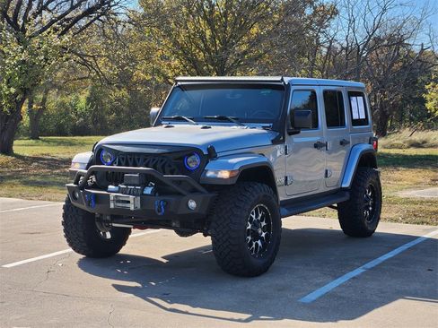 Used 2018 Jeep Wrangler Unlimited Sahara image 3