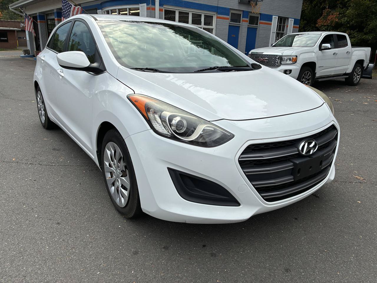 Used 2017 Hyundai Elantra GT FWD image 7