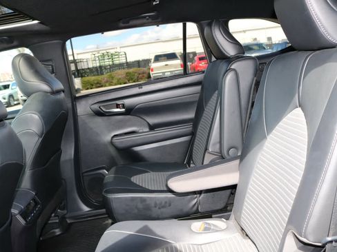 Used 2021 Toyota Highlander XSE image 29