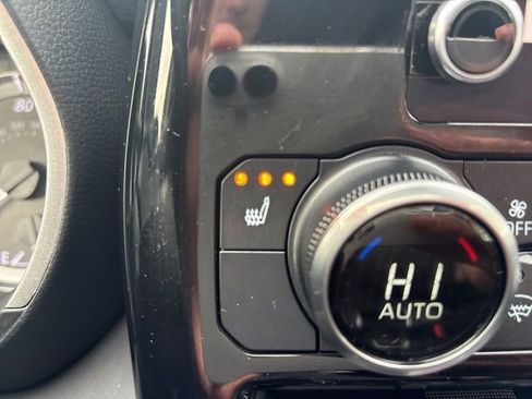 Used 2024 Toyota Highlander XLE image 3