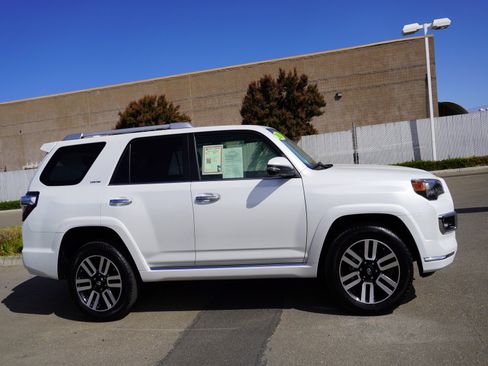 Used 2024 Toyota 4Runner Limited AWD/4WD image 4