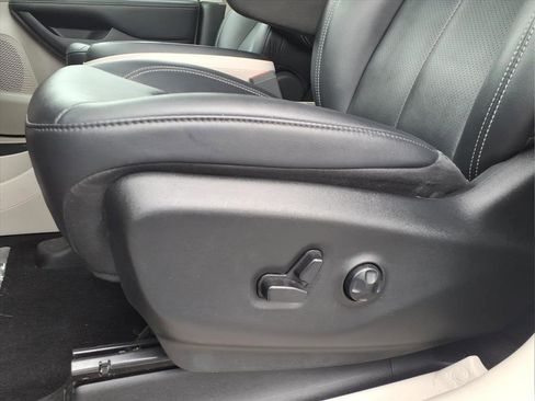 Used 2024 Chrysler Pacifica Touring-L image 16