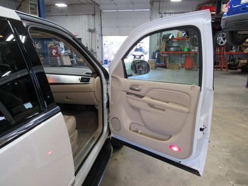 Used 2010 Cadillac Escalade Luxury AWD/4WD image 37