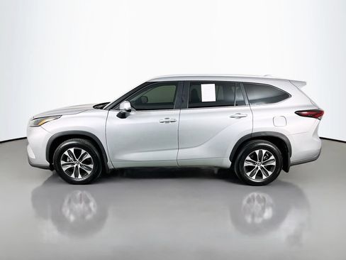 Used 2025 Toyota Highlander XLE FWD image 5