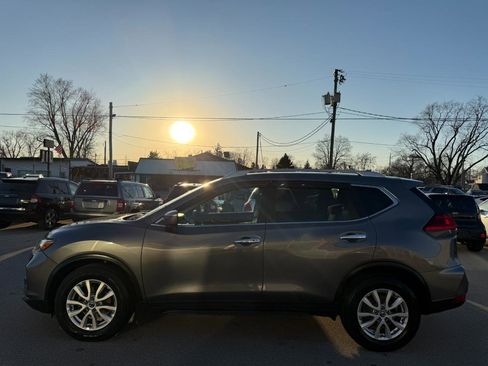 Used 2017 Nissan Rogue SV image 2