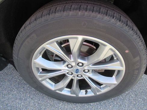 Used 2022 Ford Explorer XLT w/ Equipment Group 202A image 9