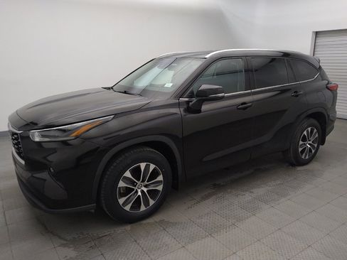 Used 2021 Toyota Highlander XLE image 2