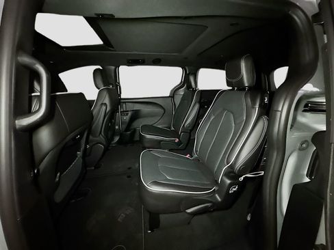 New 2026 Chrysler Pacifica Limited image 15