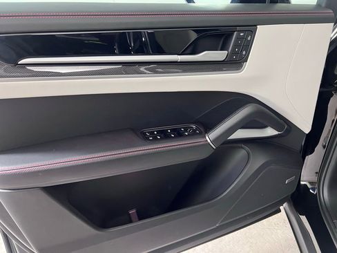 Certified 2025 Porsche Cayenne Turbo AWD/4WD image 29
