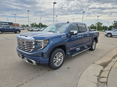 Used 2025 GMC Sierra 1500 Denali w/ Technology Package AWD/4WD image 4
