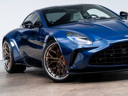 Used 2025 Aston Martin V8 Vantage Coupe RWD image 2