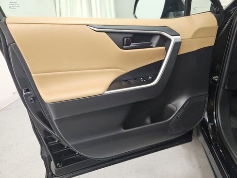 Used 2021 Toyota RAV4 LE image 12