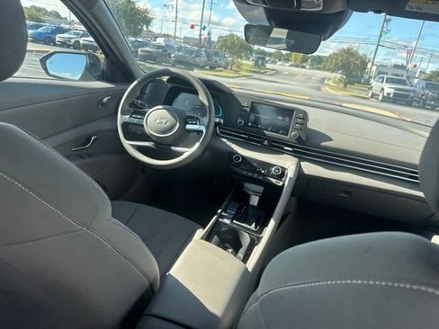 Used 2025 Hyundai Elantra Hybrid FWD image 21