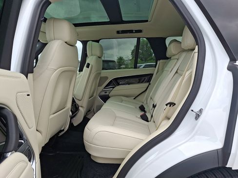 Used 2025 Land Rover Range Rover SE AWD/4WD image 10
