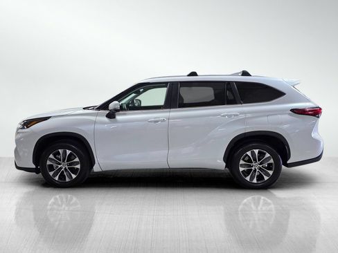 Used 2023 Toyota Highlander XLE FWD image 4