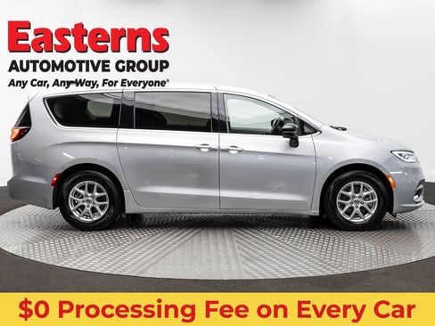 Used 2024 Chrysler Pacifica Touring-L FWD image 4