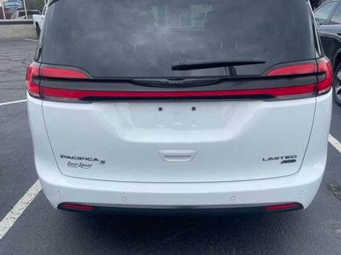 Used 2025 Chrysler Pacifica Limited w/ Uconnect Theater Family Group AWD/4WD image 4
