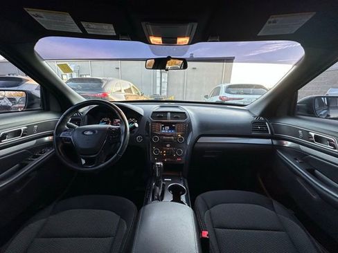 Used 2019 Ford Explorer XLT image 2