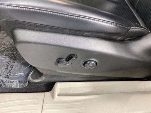 Used 2023 Chrysler Pacifica Touring-L image 8