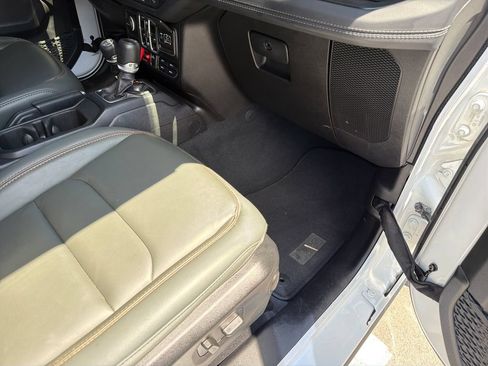 Used 2025 Jeep Gladiator Mojave w/ Convenience Group AWD/4WD image 42