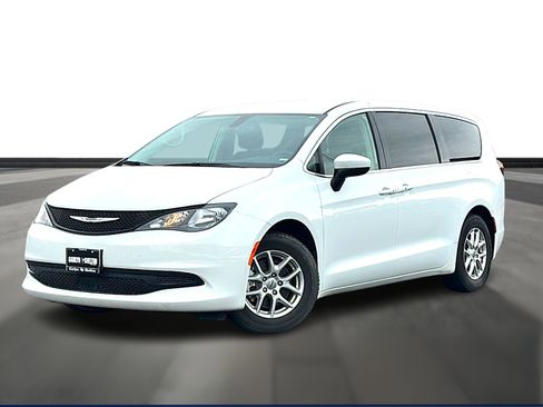 Used 2022 Chrysler Voyager LX image 1
