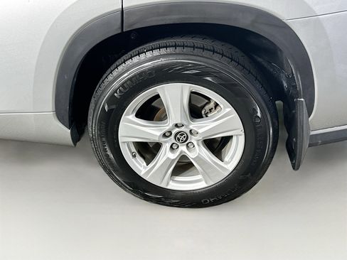 Used 2023 Toyota Highlander LE image 11