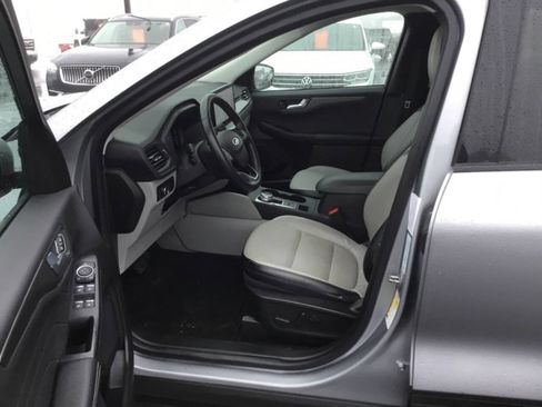 Used 2023 Ford Escape SE image 3
