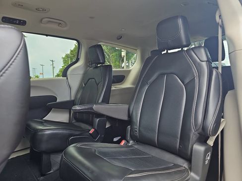 Used 2024 Chrysler Pacifica Touring-L FWD image 13