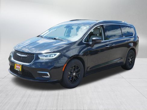 Used 2021 Chrysler Pacifica Touring-L FWD image 3
