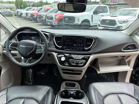 Used 2024 Chrysler Pacifica Touring-L FWD image 27