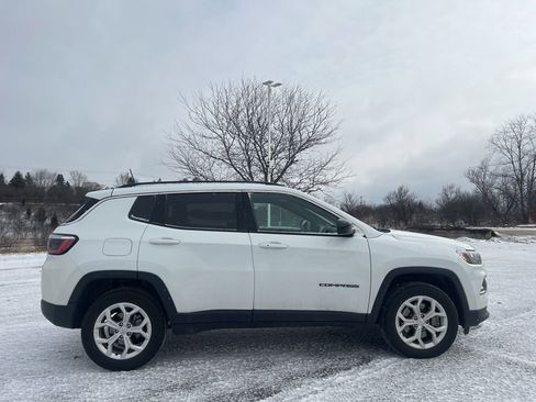 Used 2024 Jeep Compass Latitude image 3