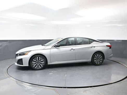 Used 2024 Nissan Altima 2.5 SV FWD image 9