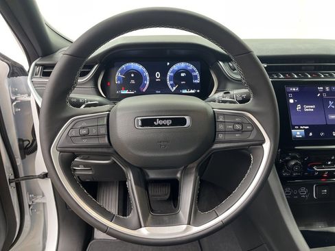 New 2025 Jeep Grand Cherokee Altitude image 14