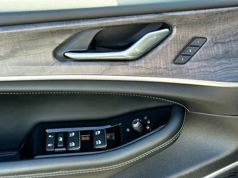 Used 2025 Jeep Grand Cherokee Overland AWD/4WD image 19