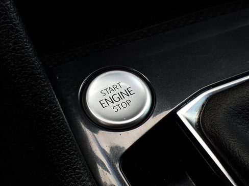 Certified 2022 Volkswagen Tiguan SE R-Line image 33