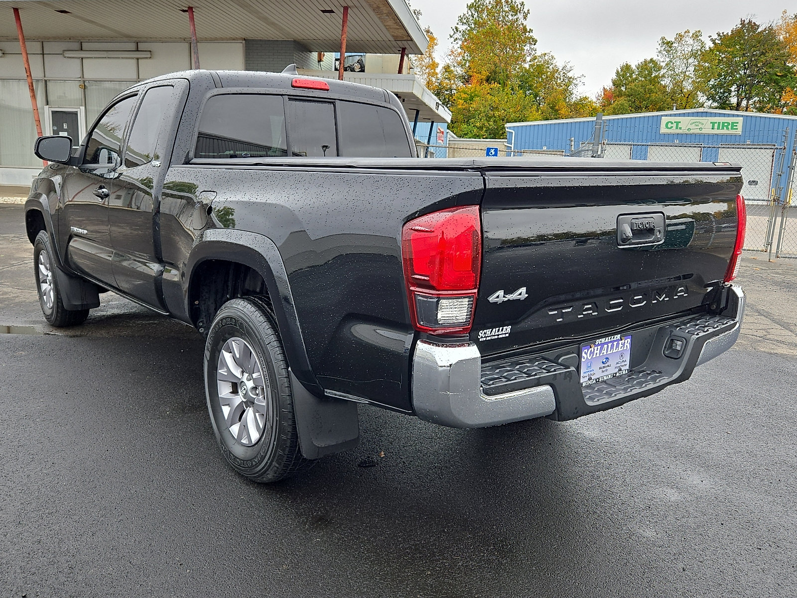 Used 2018 Toyota Tacoma SR5 w/ SR5 Appearance Package (SM) AWD/4WD image 4