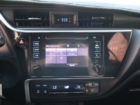 Used 2018 Toyota Corolla LE FWD image 34