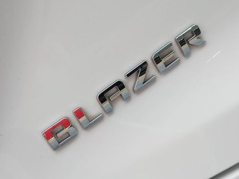 Used 2025 Chevrolet Blazer LT FWD image 9