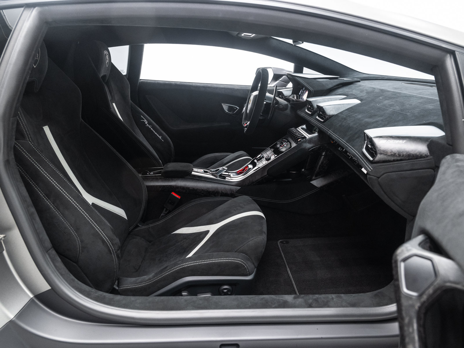 Used 2018 Lamborghini Huracan Performante AWD/4WD image 36