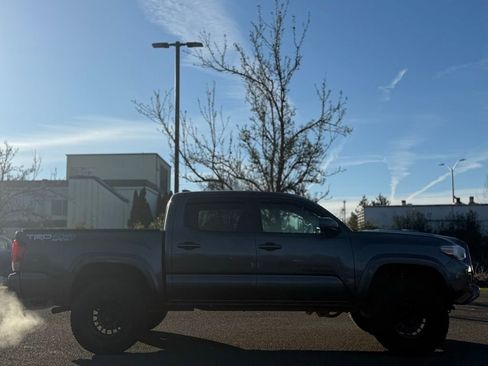 Used 2017 Toyota Tacoma TRD Sport image 6