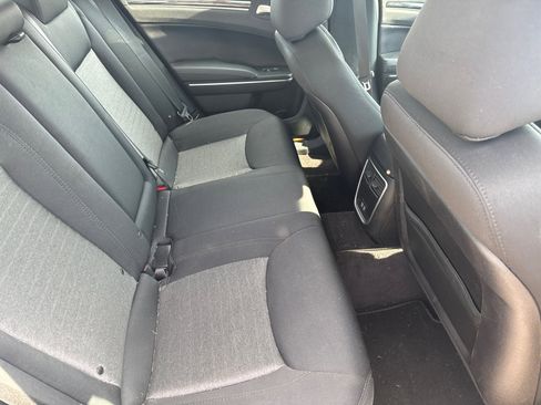 Used 2018 Chrysler 300 Touring w/ Chrome Appearance Package image 15