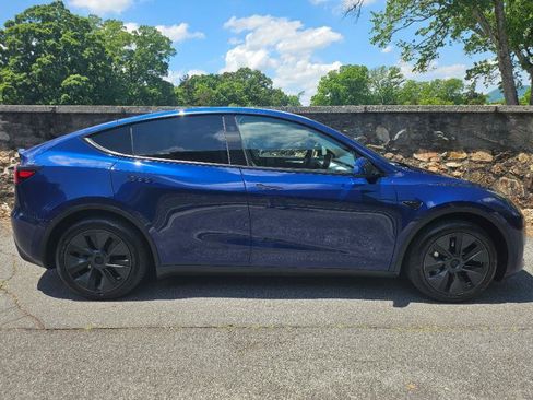Used 2024 Tesla Model Y Long Range RWD image 10