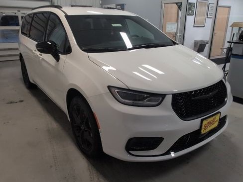 New 2026 Chrysler Pacifica Select image 7