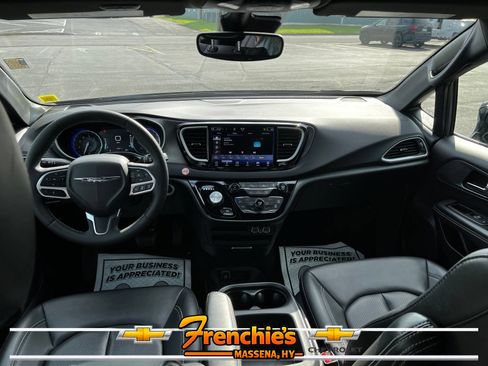 Used 2025 Chrysler Pacifica Select FWD image 15